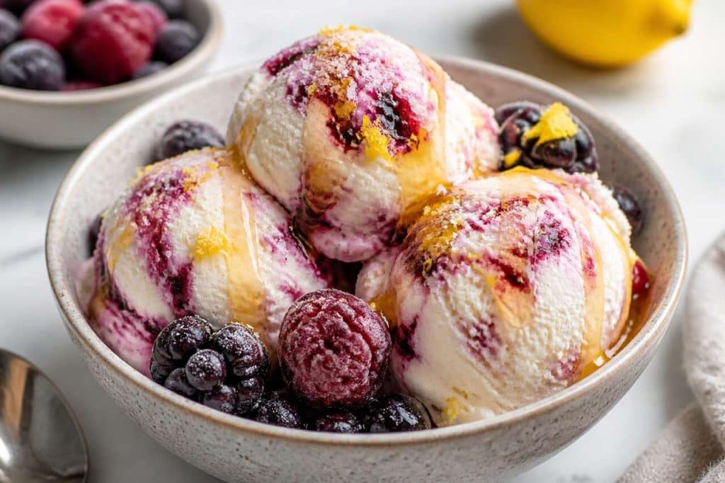 Glace maison au yaourt grec et fruits rouges