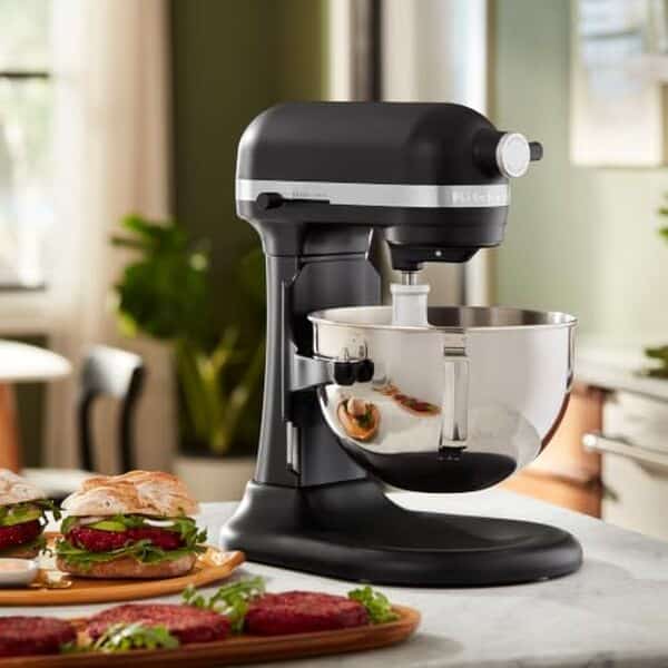 Découvrez notre test détaillé du robot pâtissier KitchenAid Heavy Duty 5.2L noir mat : performances, avantages et verdict pour vos pâtisseries. 