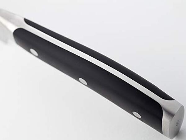 Découvrez notre test détaillé du couteau de chef Wüsthof Classic Ikon 26 cm : performances, qualité et caractéristiques pour bien choisir votre couteau.